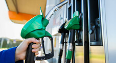 Benzina ai minimi dell’anno, self a 1,813 euro al litro. Gasolio sotto 1,8 euro al litro