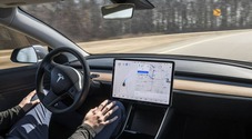 Giornale tedesco pubblica i file segreti di Tesla, dubbi sull’autopilota. Sospetta su ex dipendente e denuncia furto dati