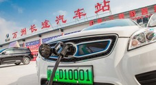 Cina, governo chiede al partito e alle unità amministrative di passare all'elettrico