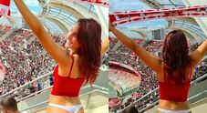 Tifosa del Bari mostra il lato B allo stadio: la foto virale. «Con ...