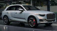 Bentley, prosegue lo sviluppo del luxury urban Suv elettrico. Nei test si nasconde sotto la carrozzeria di una Cayenne