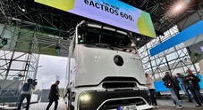 Mercedes, il truck eActros 600 ha 500 km di autonomia. Batteria da 600 kWh, con ricarica a megawatt dal 20 all’80% in 30 minuti