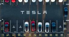 Tesla crolla a Wall Street e dimezza le vendite in Cina: BYD ora minaccia Musk