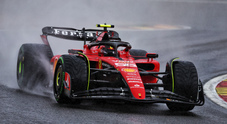 GP di Spa, prove libere: il timore dei piloti per la tanta pioggia prevista per il weekend, Sainz al comando. Verstappen penalizzato
