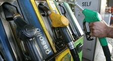 Carburanti, prezzi continuano a scendere con taglio accise. Alla pompa -29 cent/litro su benzina e diesel self service