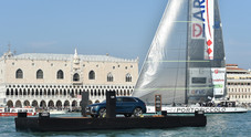 Venezia, vela in laguna sul modello della F1 a Monaco. C'era anche una boa con un’Audi Q8 sopra