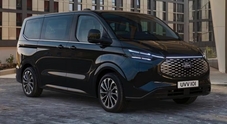 Ford E-Tourneo Custom, evolve anche il poliedrico people mover. Comodo 8 posti EV da 218 cv e autonomia di 325 km