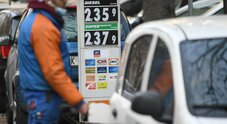 Carburanti, il prezzo sale nonostante il petrolio va giù. Benzina e diesel verso 2,3 euro/litro nel servito e 2,2 euro self
