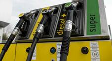Carburanti, alla pompa il “servito” torna sopra quota 2 euro/litro per il diesel. Il prezzo della benzina poco sotto (1,95 euro/litro)
