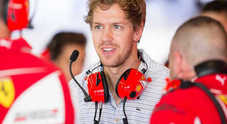 Ferrari, la prima volta di Vettel: ai box di Abu Dhabi con le cuffie rosse