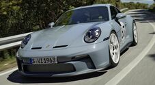 Porsche 911 S/T, omaggio ai 60 anni della sportiva tedesca. Leggera e potente è pensata per i puristi della guida