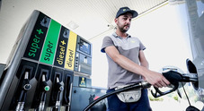 Carburanti: prezzi medi ancora in salita. Benzina in modalità servito è a 2,060 euro/litro, diesel a 1,921 euro/litro