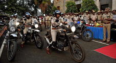 Polizia di Bangalore lancia le agenti motocicliste. Pattuglia di 15 donne in sella alle Royal Enfield Hymalaian