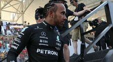 Lewis Hamilton e la crisi Mercedes, il distacco dalla Red Bull cresce e lui è scontento: «Non mi hanno ascoltato