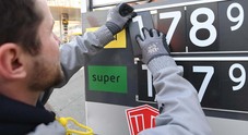Benzina, al self scende sotto 1,7 euro: minimi da un anno. Diesel self a 1,809 euro/litro