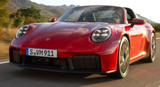 Porsche, anche il mito si fa ecologico. Iniziano le vendite della 911 con motorizzazione ibrida e della Macan full electric