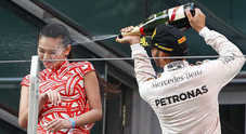 Hamilton, podio amaro: polemica sessista per lo champagne spruzzato sulla hostess