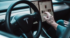 Tesla, si blocca la App, decine di persone non possono avviare l'auto. Elon Musk su twitter, “Controllo”
