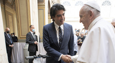 Papa riceve in dono un monopattino elettrico. L'associazione di sharing mobility regala al Santo Padre un modello tutto bianco