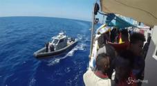 Migranti, le immagini a bordo della Lifeline. La nave chiederà accoglienza alla Francia