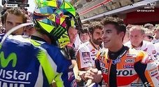 Gp di Catalogna, stretta di mano tra Rossi e Marquez: il podio ricorda lo scomparso Salom