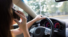 Stop cellulare alla guida, allo studio nuove regole: «Non si può vietare del tutto»
