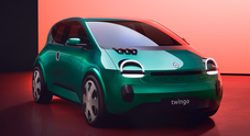 Renault, la Twingo elettrica a meno di 20mila euro per sfidare i cinesi. De Meo svela la roadmap Ampere per tagliare costi e prezzi