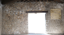 Nuovi crolli a Pompei, cede pannello con frammenti della decorazione ​della Casa del Menandro