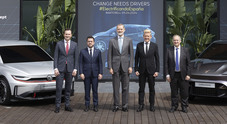 Volkswagen e Seat: “Spagna e UE puntino sulle auto elettriche”. Vertici dei brand con re Felipe a fabbrica batterie di Martorell