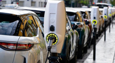Mercato auto, a febbraio altro calo delle vendite in Italia (-6,3%) ma le elettriche registrano +39,8%