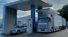 A Bolzano il primo rifornimento di un Tir a idrogeno. Test lungo l’A22 con camion elettrico con celle a combustibile