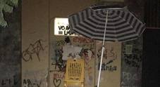 Liceo Sannazaro, «blocco studentesco» con sabbia, sdraio e ombrellone