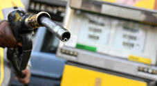 Carburanti, in due settimane benzina self +1,4 cent, diesel +2,9. Rialzi a Ferragosto. Prezzi stabili negli ultimi sette giorni