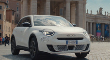 Fiat svela nel video open doors versione definitiva della 600e. Il crossover compatto ispirato al Cinquino, da subito elettrico