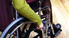 Violenta e costringe compagna disabile in sedia a rotelle a elemosinare,  arrestato