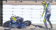 MotoGP, Valentino Rossi cade nei test a Valencia: Yamaha distrutta, lui illeso
