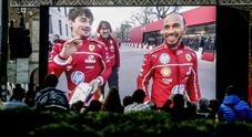 Ferrari, Hamilton è già italiano: «Io e Leclerc lotteremo per il Mondiale. Ai tifosi dico grazie, vi amo»