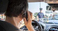 Italiani al volante, sempre troppo veloci ma usano meno smartphone quando guidano