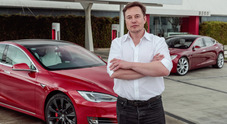 Tesla, Elon Musk si sente preso di mira dai federali. Sotto indagine dalla SEC e dalla NHTSA, l'Azienda si difende