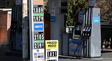 Il prezzo della Benzina self sale sopra i 2 Euro. Il gasolio è al massimo del 2023