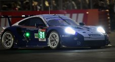 Le Mans, Porsche impone la sua legge in qualifica. La 911 RSR di Bruni in pole nella GTE-Pro. Cairoli idem nella GTE-Am