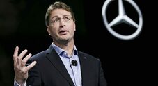 Mercedes posticipa al 2026 l’obiettivo del 50% di vendite elettriche e ibride. Kallenius: «I clienti decideranno velocità della transizione»