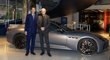 Stellantis, Elkann visita Maserati a Modena: «In questi frangenti necessario rimanere uniti»