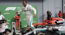 Hamilton e i fischi sul podio del Gp di Monza: «Il tifo contro mi dà la carica»