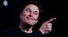 Tesla tonfo in borsa (-15%): in una settimana Musk vende azioni per 7 miliardi di dollari