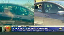 Tesla, arrestato guidatore di Model 3, era seduto dietro e non al volante. Sistema Autopilot di nuovo sotto accusa