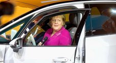 Merkel al salone di Francoforte: «Potenziare infrastrutture per auto elettrica»