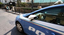 Napoli, due ragazzi in scooter ​armati di pistola falsa a Mergellina:  inseguiti e bloccati dalla polizia