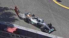 F1, fischi per Hamilton sul podio, Rosberg si ritira ed è boato del pubblico