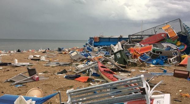 Maltempo nelle Marche, spiagge devastate. Un morto a Osimo: infarto durante la tempesta